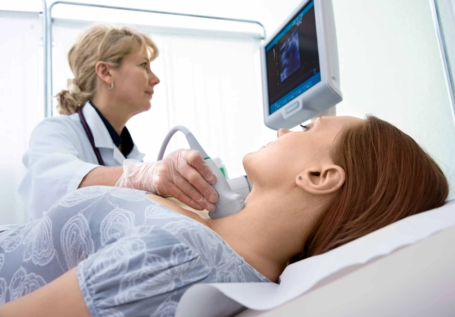 Bác sĩ thực hiện siêu âm tuyến giáp để chẩn đoán ung thư