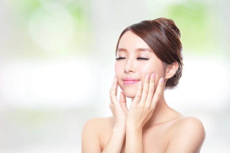 Các loại thực phẩm giàu vitamin E tự nhiên như bơ, hạnh nhân, dầu oliu và rau xanh