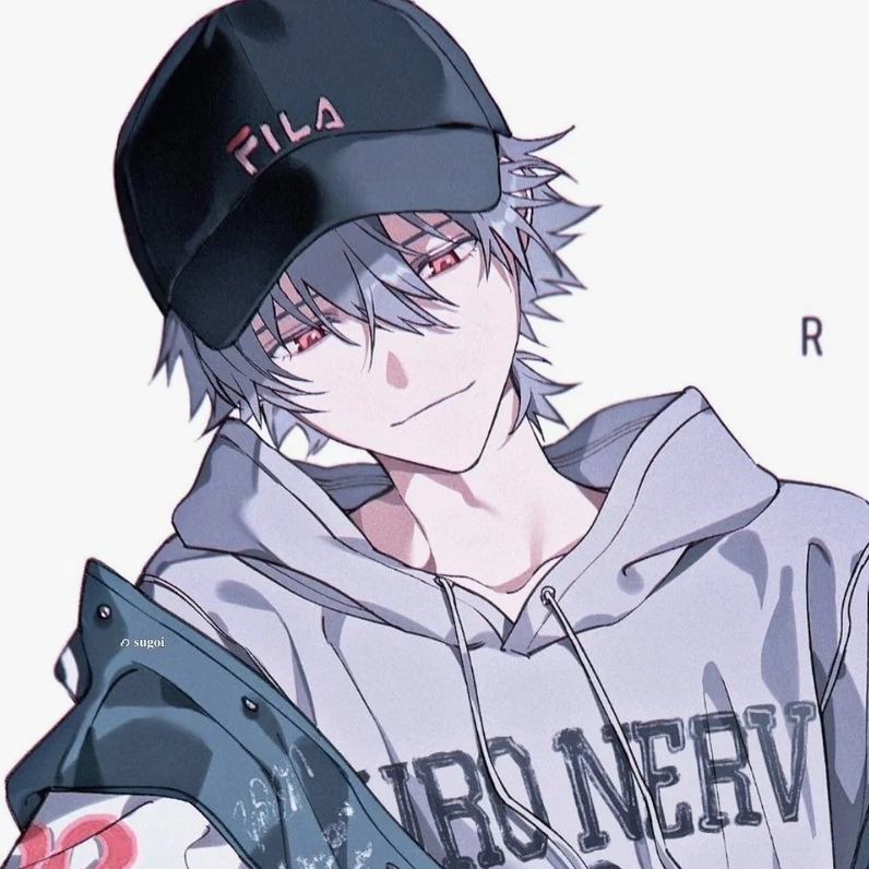 Chân dung cận cảnh một nhân vật anime nam đẹp trai với nụ cười nhẹ nhàng và ánh mắt màu hổ phách ấm áp, cuốn hút.