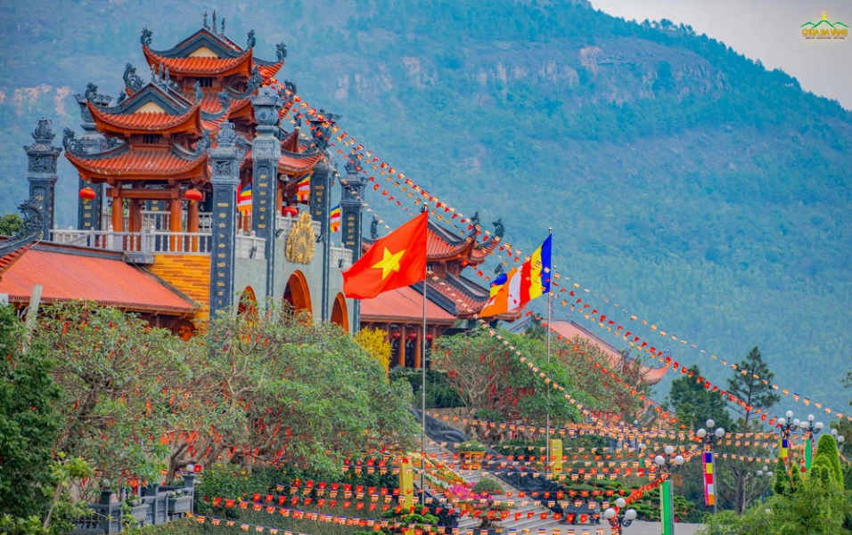 Hình ảnh cờ Tổ quốc và cờ Phật giáo được treo trang trọng trong khuôn viên một ngôi chùa tại Việt Nam