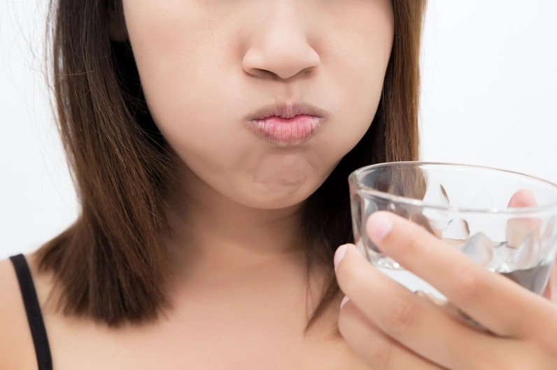 Một cốc nước muối ấm để súc họng là biện pháp vệ sinh và làm dịu cơn đau họng