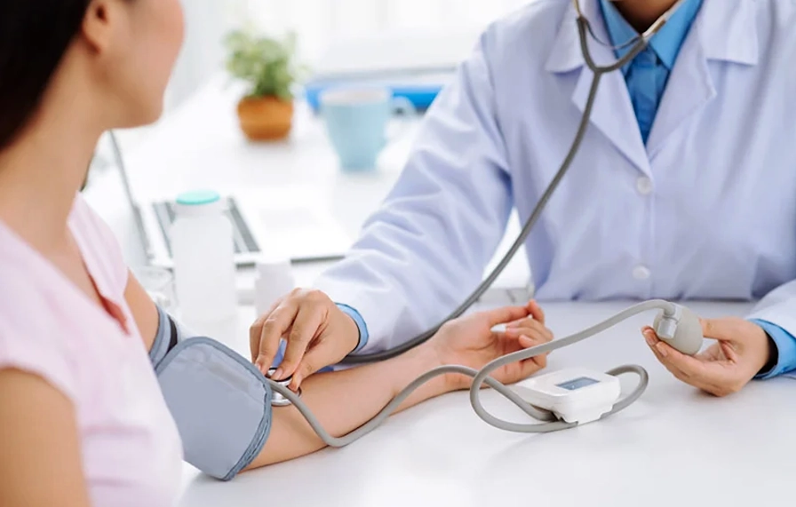Một người đang được bác sĩ thăm khám sức khỏe định kỳ