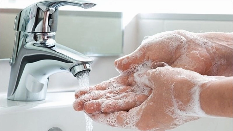 Một người đang rửa tay kỹ lưỡng với xà phòng để phòng ngừa bệnh đau mắt đỏ