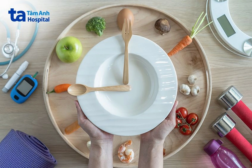Một người đang tập luyện thể thao để kết hợp với thực đơn giảm cân