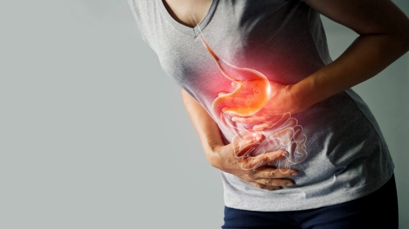 Người phụ nữ đang bị đau dạ dày với cảm giác khó chịu ở vùng thượng vị