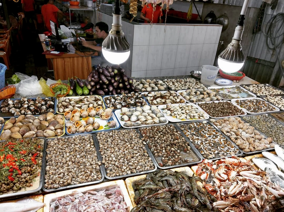 Ẩm thực tại chợ đêm Cát Bà