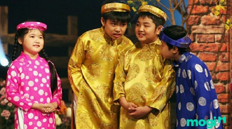 Anh chị em trong gia đình chia sẻ và giúp đỡ nhau