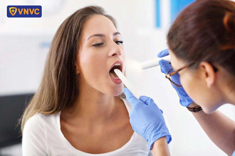 Bác sĩ đang thực hiện nội soi tai mũi họng để chẩn đoán bệnh lý vòm họng