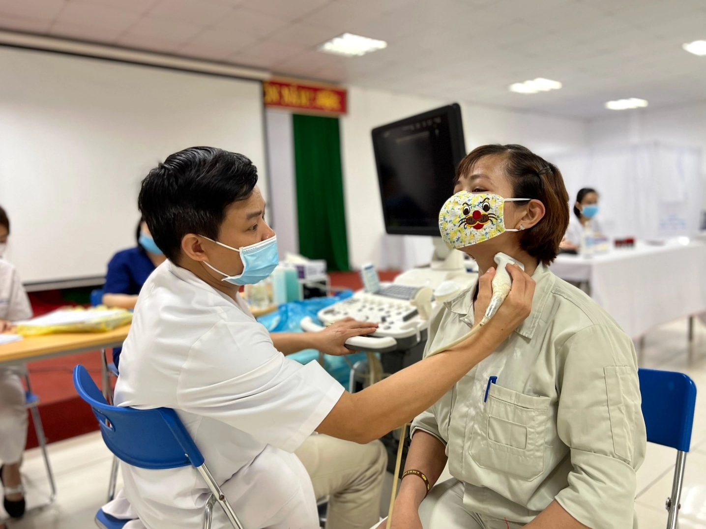 Bác sĩ đang thực hiện siêu âm ổ bụng để tầm soát ung thư gan cho bệnh nhân