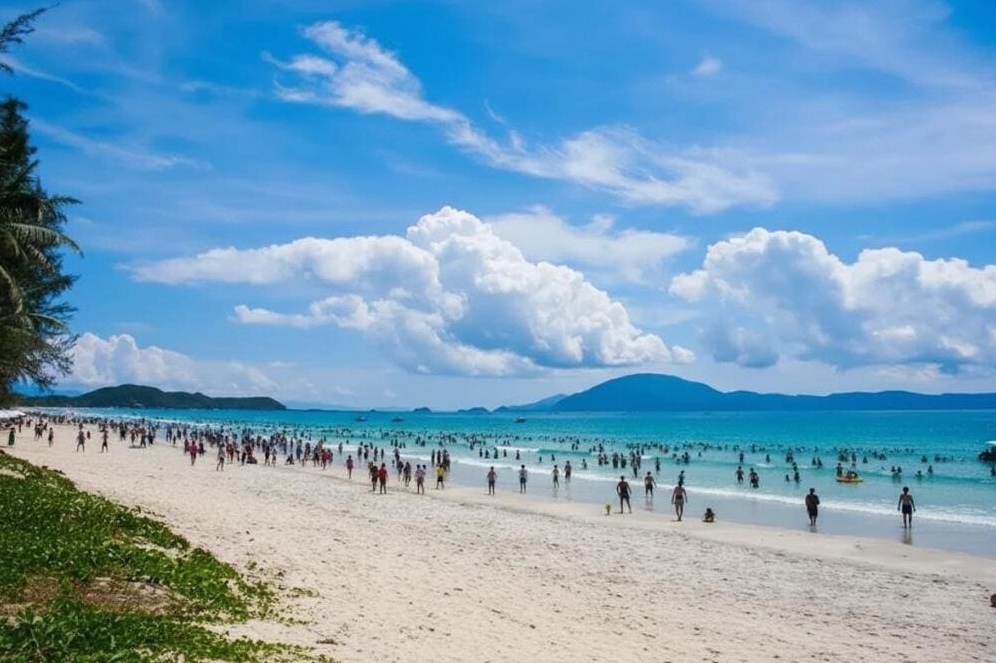 Bãi biển Đồ Sơn với bờ cát trắng mịn và làn nước trong xanh