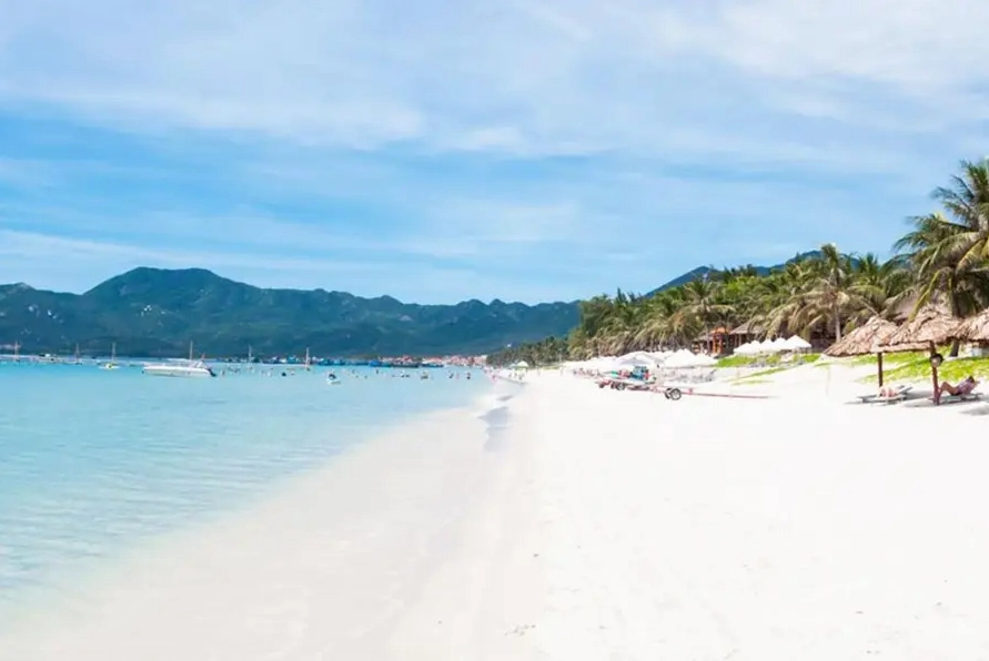 Bãi biển Nha Trang với cát trắng và nước biển trong xanh