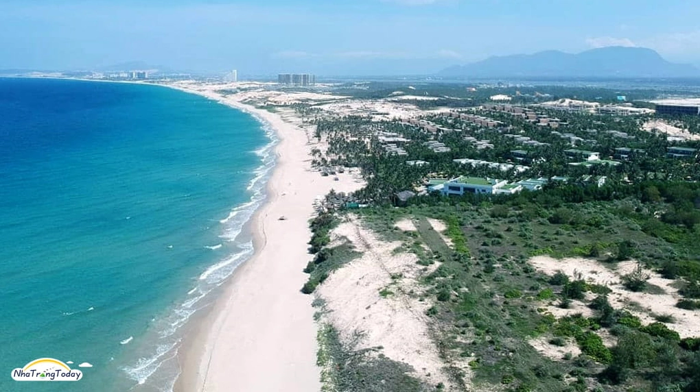 Bãi Dài Nha Trang với bờ cát trắng và hàng dừa xanh