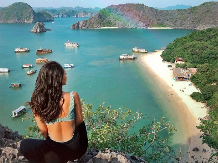 Bãi tắm Vạn Bội với cát trắng mịn và nước biển trong xanh