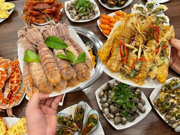 Bày biện các món hải sản tươi ngon trên bàn tiệc