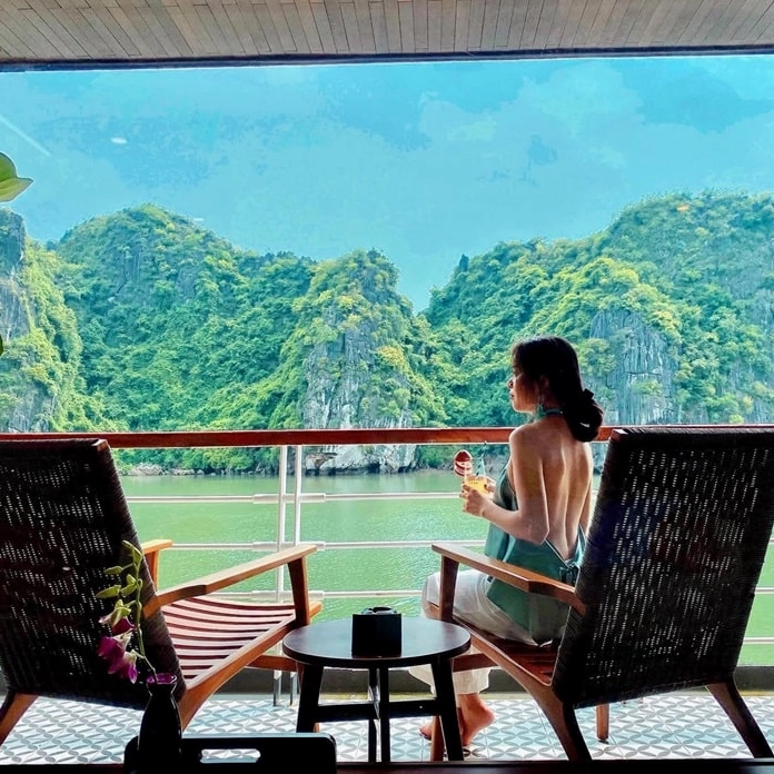 Biển báo hướng dẫn an toàn trên Vịnh Lan Hạ
