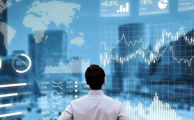 Các nhà khoa học đang nghiên cứu trong một phòng thí nghiệm hiện đại