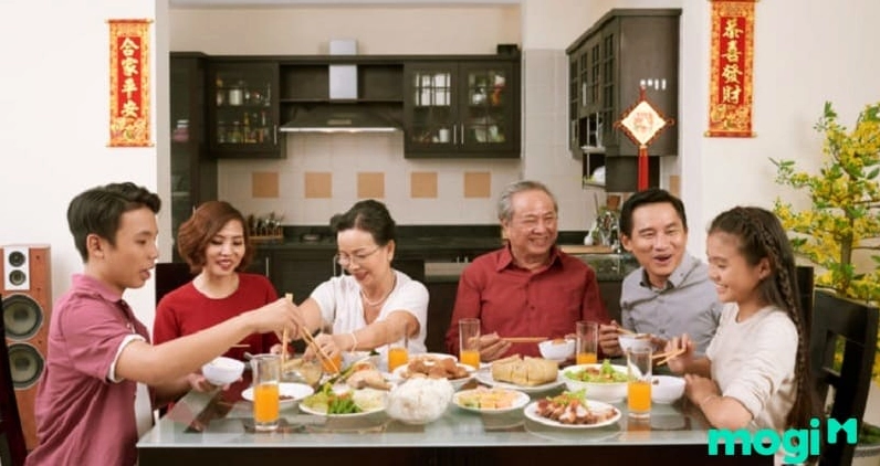 Cảnh con cháu hỏi thăm sức khỏe ông bà