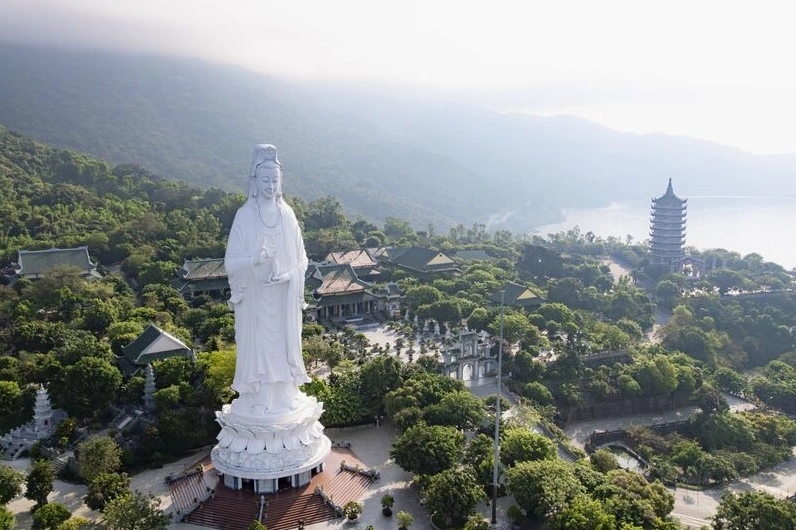 Chùa Linh Ứng Sơn Trà nhìn ra biển Đà Nẵng