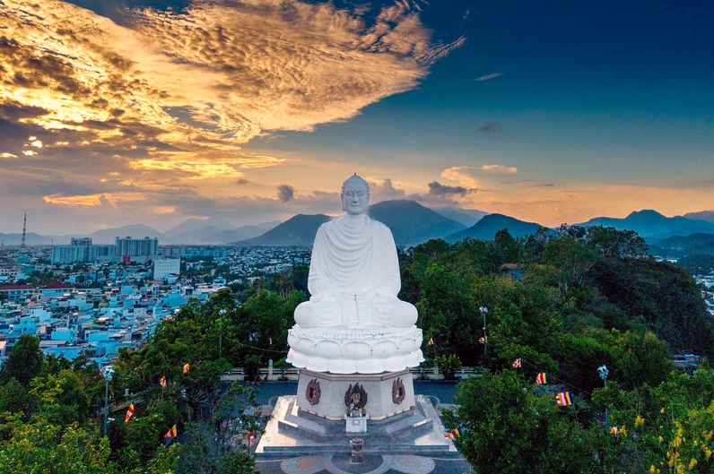 Chùa Long Sơn Nha Trang với tượng Phật trắng lớn