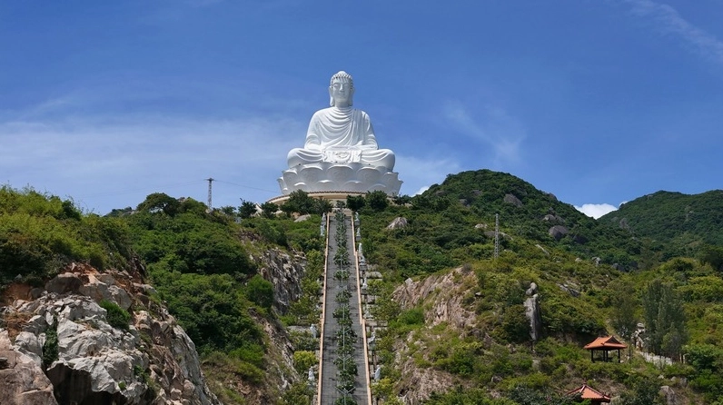 Chùa Ông Núi Bình Định nằm trên đỉnh núi