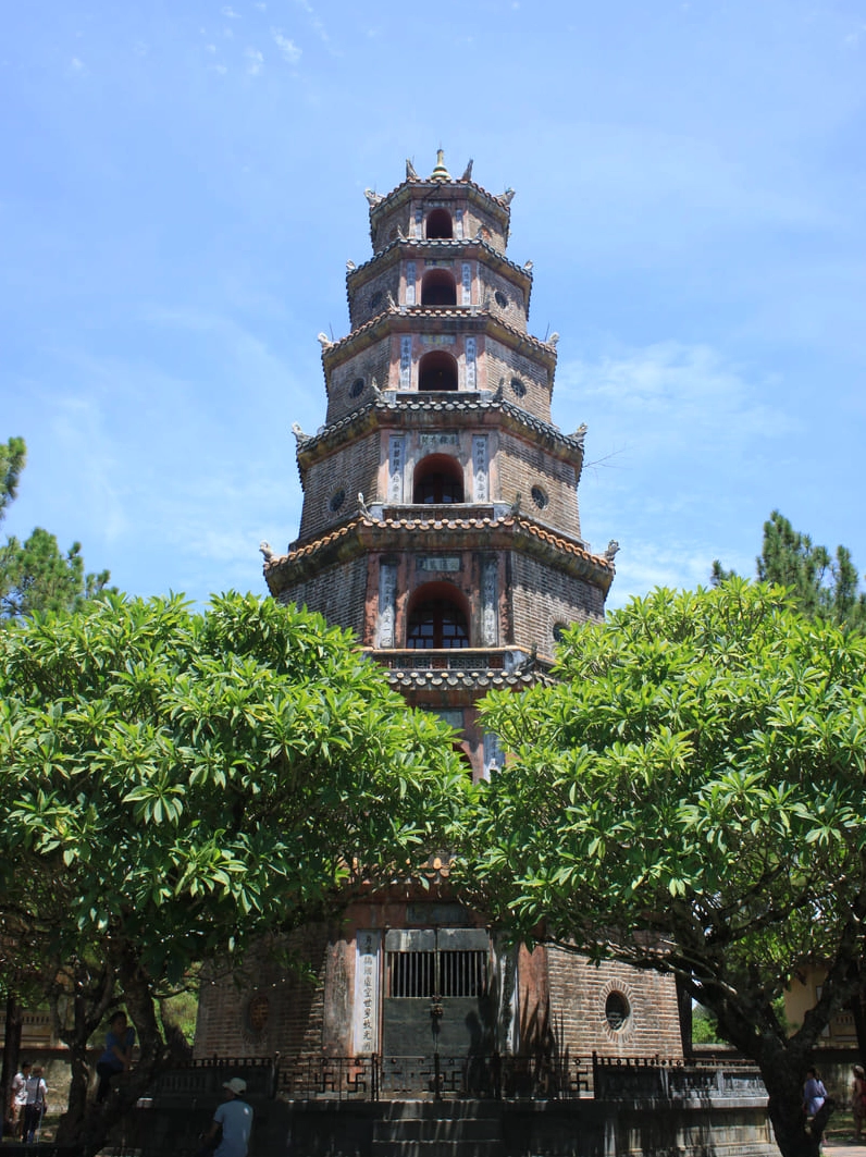Chùa Thiên Mụ Huế soi bóng bên dòng sông Hương