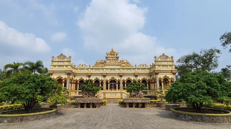 Chùa Vĩnh Tràng Tiền Giang với kiến trúc đa dạng