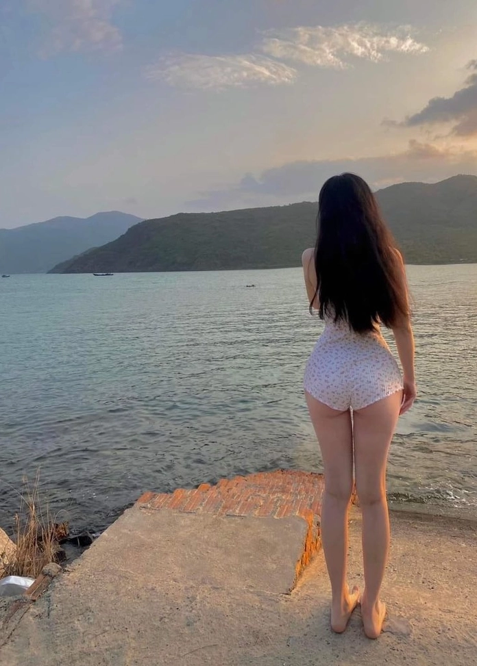 Cô gái với phong cách thời trang hiện đại, đầy cá tính