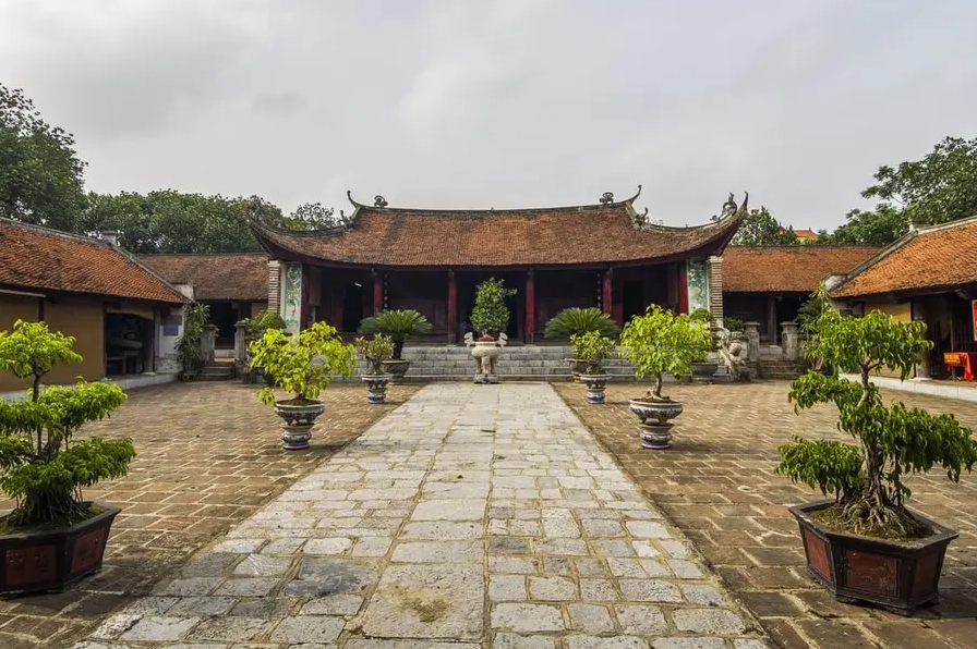 Di tích Ngự Triều Di Quy và Đình Cổ Loa, nơi diễn ra các hoạt động quan trọng của triều đình xưa