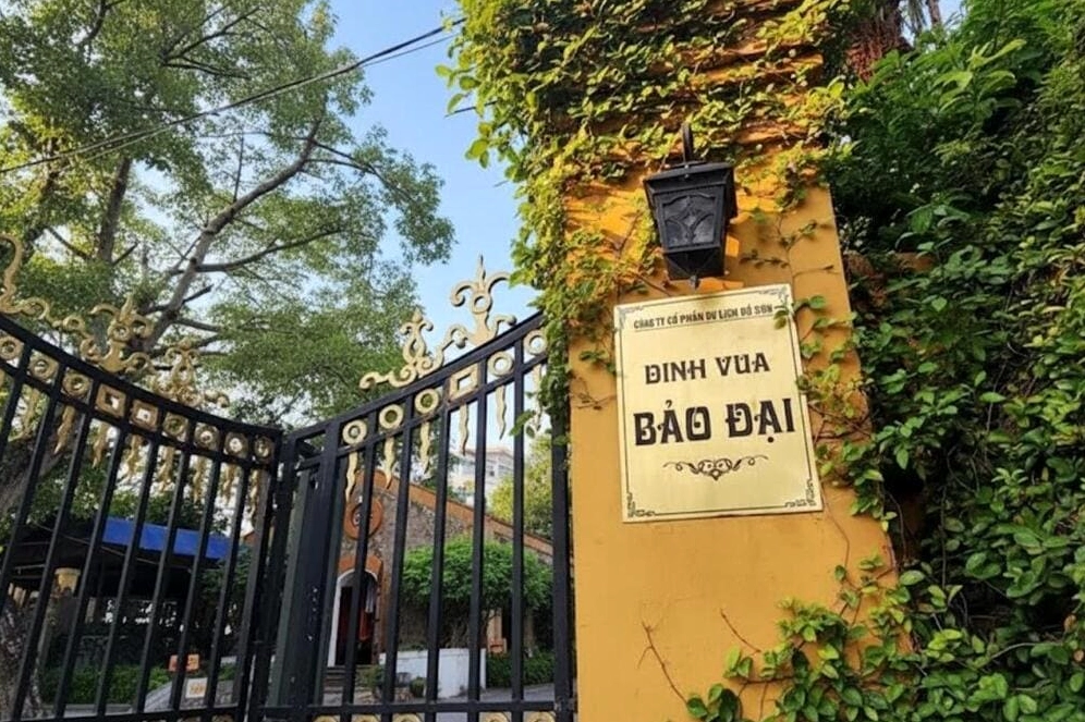 Dinh Vua Bảo Đại uy nghi trên đồi nhìn ra biển