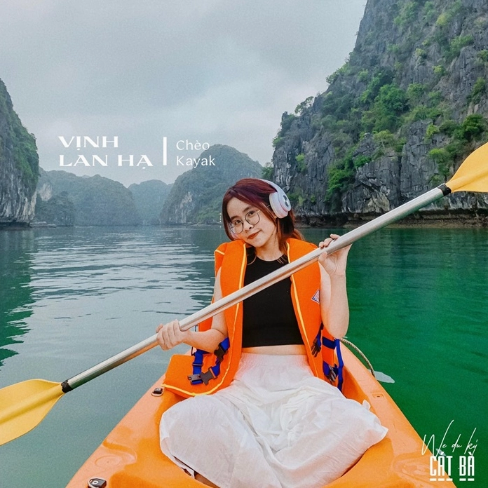 Du khách chèo kayak khám phá hang động trên Vịnh Lan Hạ