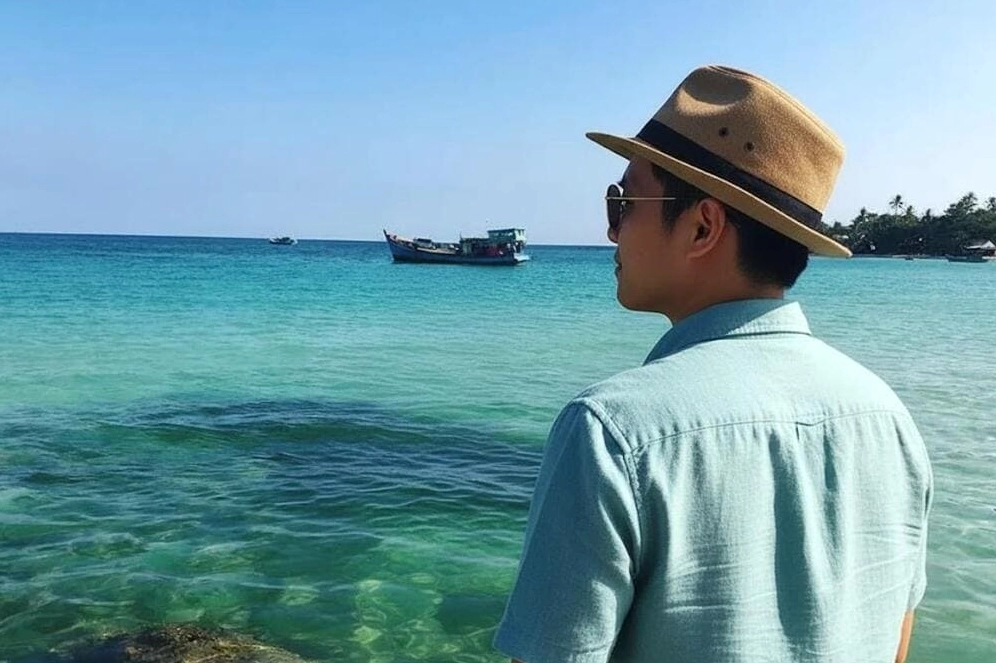 Du khách mặc trang phục mùa hè thoải mái đi biển