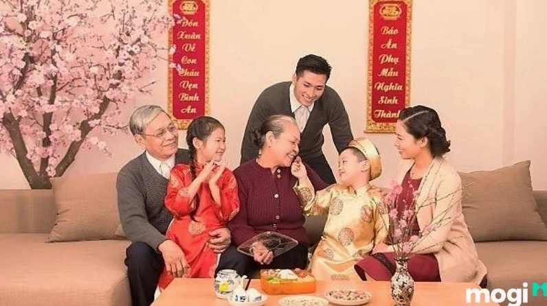 Gia đình sum họp ngày Tết với cách xưng hô chuẩn mực miền Bắc