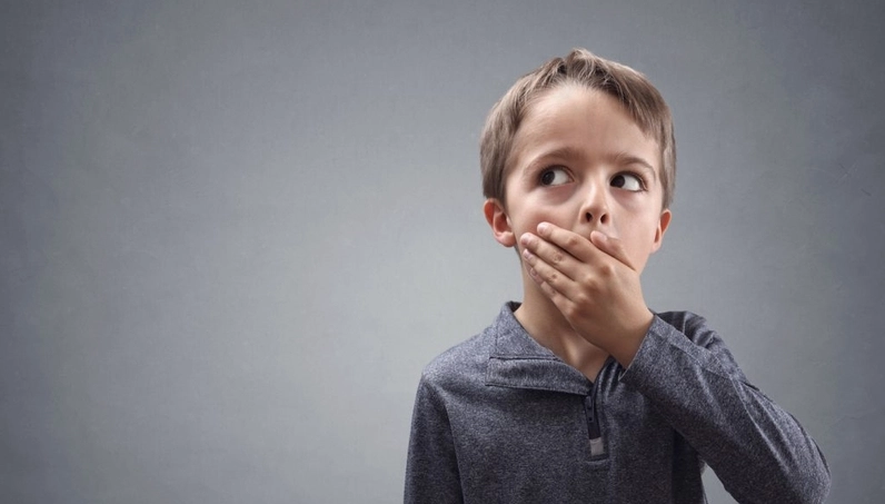 Hình ảnh một người có biểu cảm không tự nhiên, một dấu hiệu có thể cho thấy họ đang nói dối