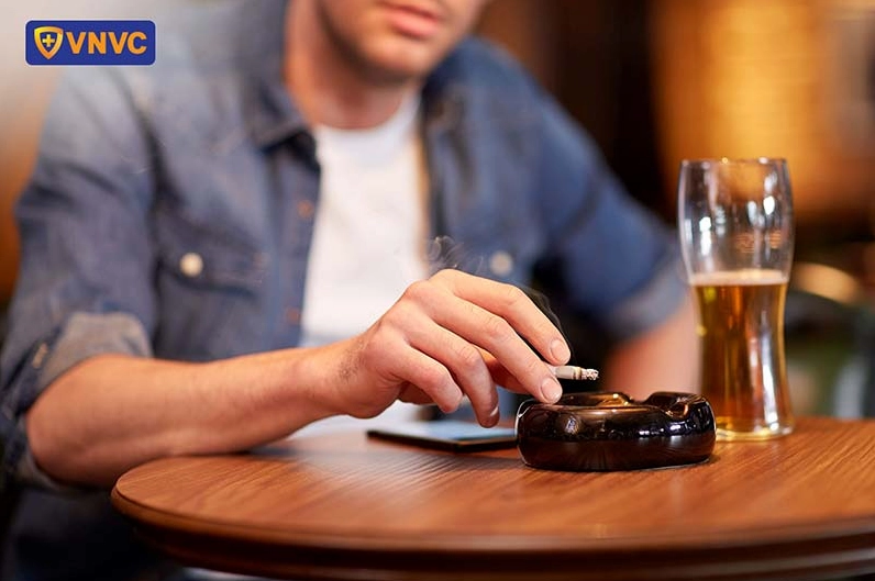 Hút thuốc lá và lạm dụng rượu bia là những yếu tố nguy cơ hàng đầu gây ung thư vòm họng
