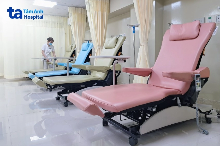 Một bệnh nhân đang được truyền hóa chất tại khu vực hóa trị chuyên biệt cho bệnh nhân ung thư trực tràng.