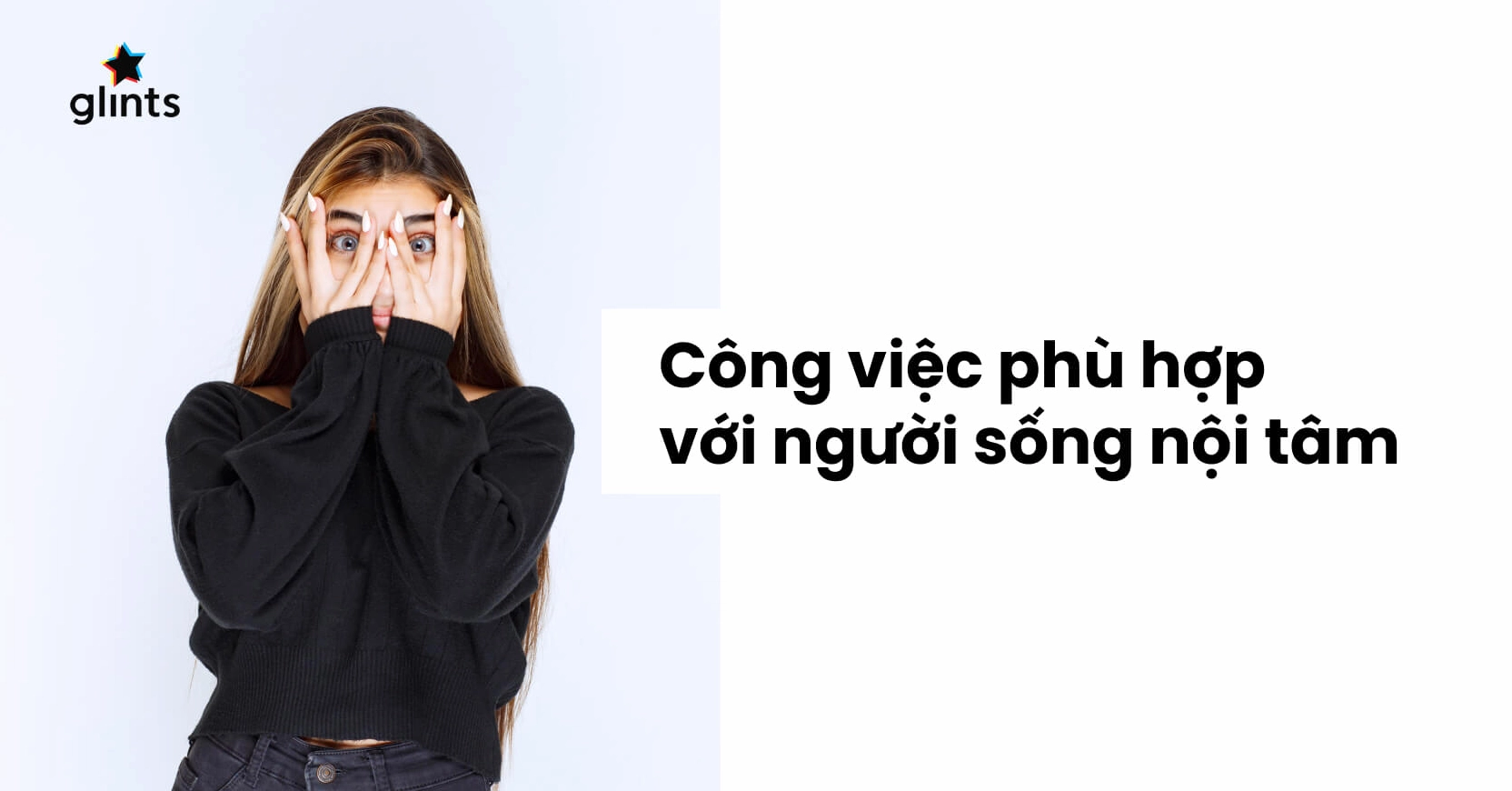Một cô gái đang ngồi viết nhật ký bên cửa sổ, một phương pháp hiệu quả để khám phá đời sống nội tâm.