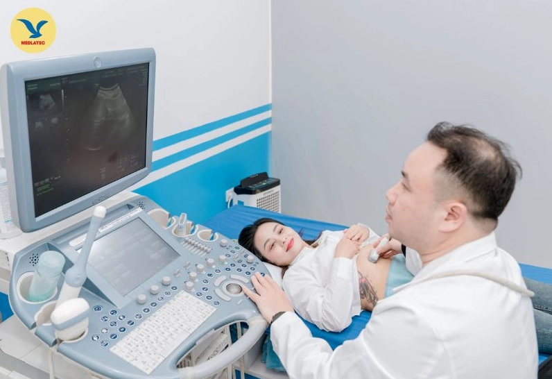 Một người đang được bác sĩ thăm khám sức khỏe định kỳ