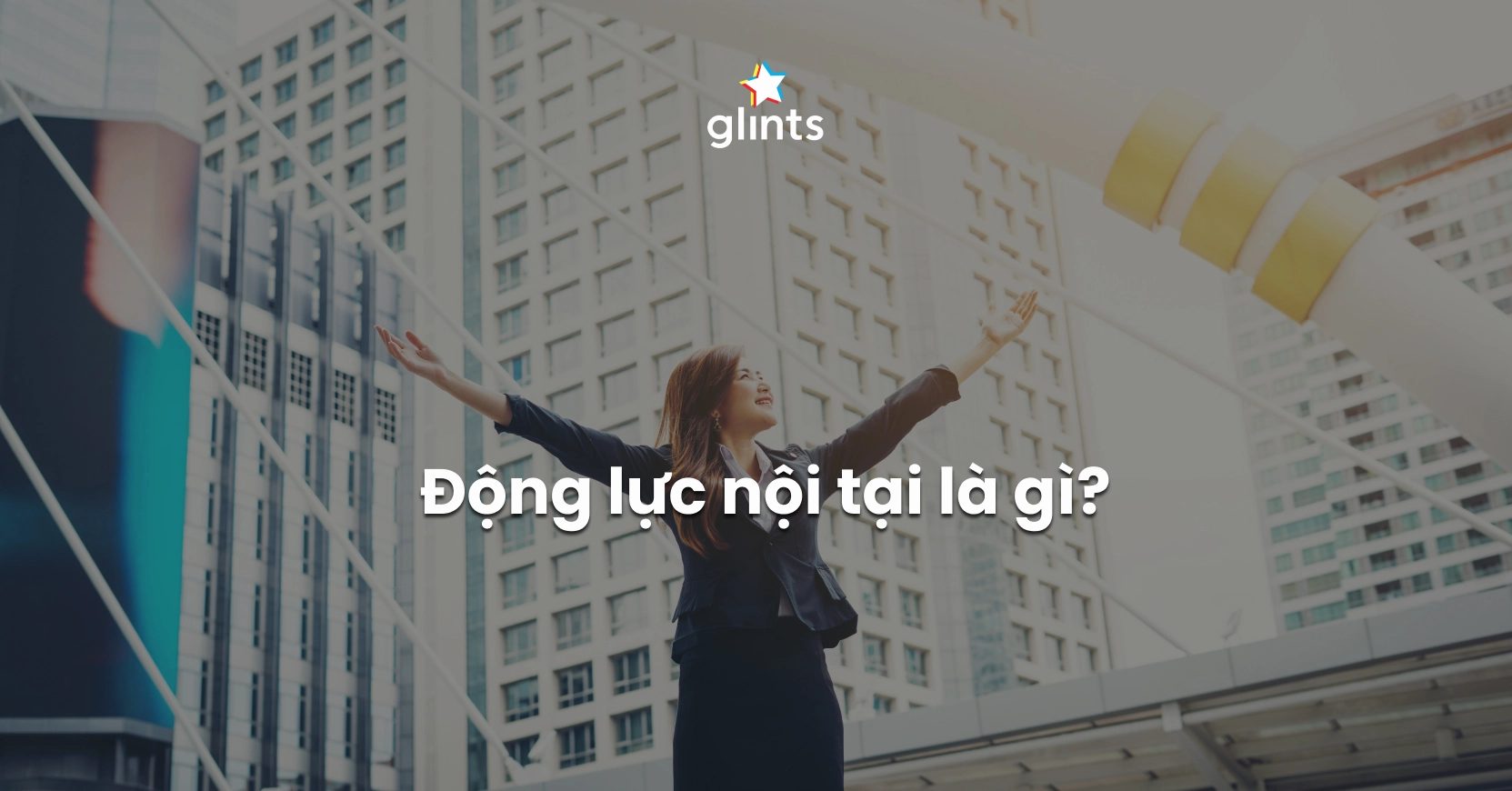Một người đang leo núi một mình tượng trưng cho động lực nội tại thôi thúc vượt qua thử thách.