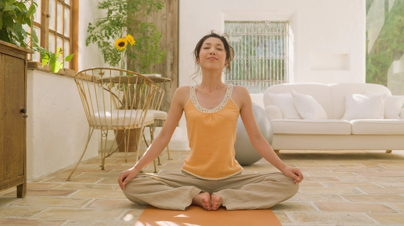Một người đang ngồi thiền trong không gian yên tĩnh để thực hành chánh niệm và quản lý cảm xúc.