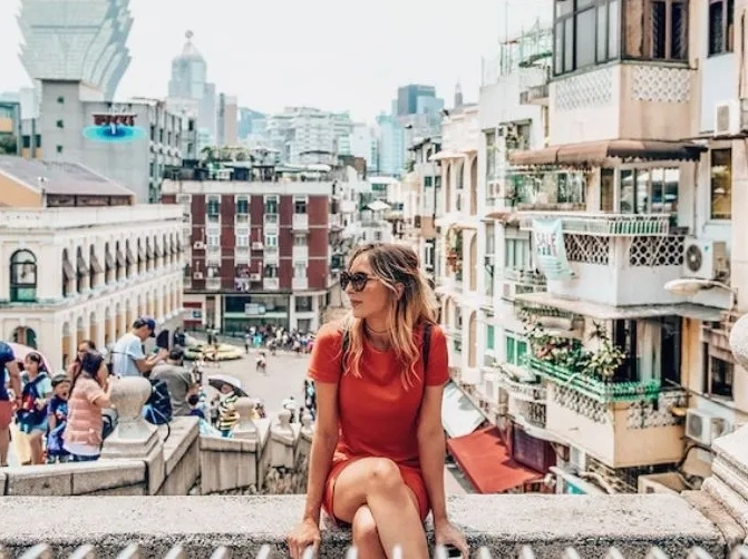 Một người đang nỗ lực đẩy tảng đá lớn lên dốc, biểu tượng cho sự kiên trì