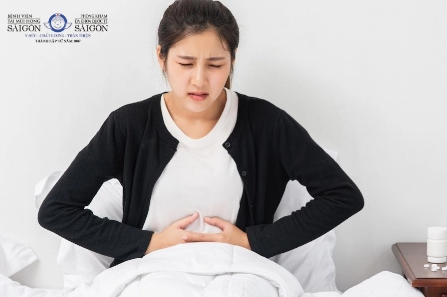Một người đang ôm bụng do rối loạn tiêu hóa kéo dài, một trong những dấu hiệu của ung thư đại tràng.