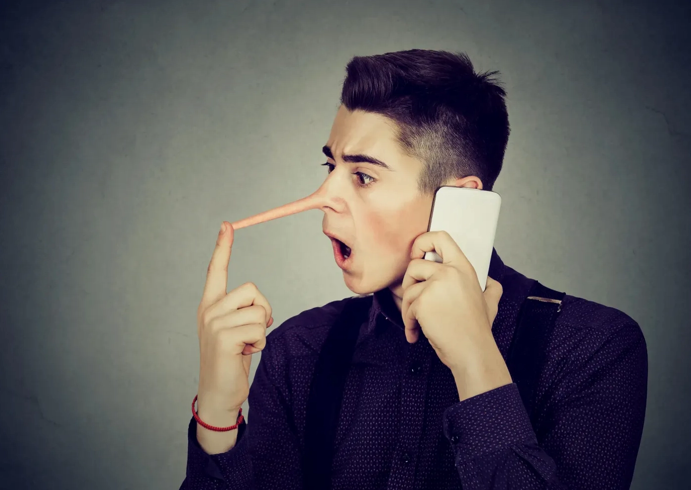 Một người đang suy tư về lý do tại sao con người lại nói dối