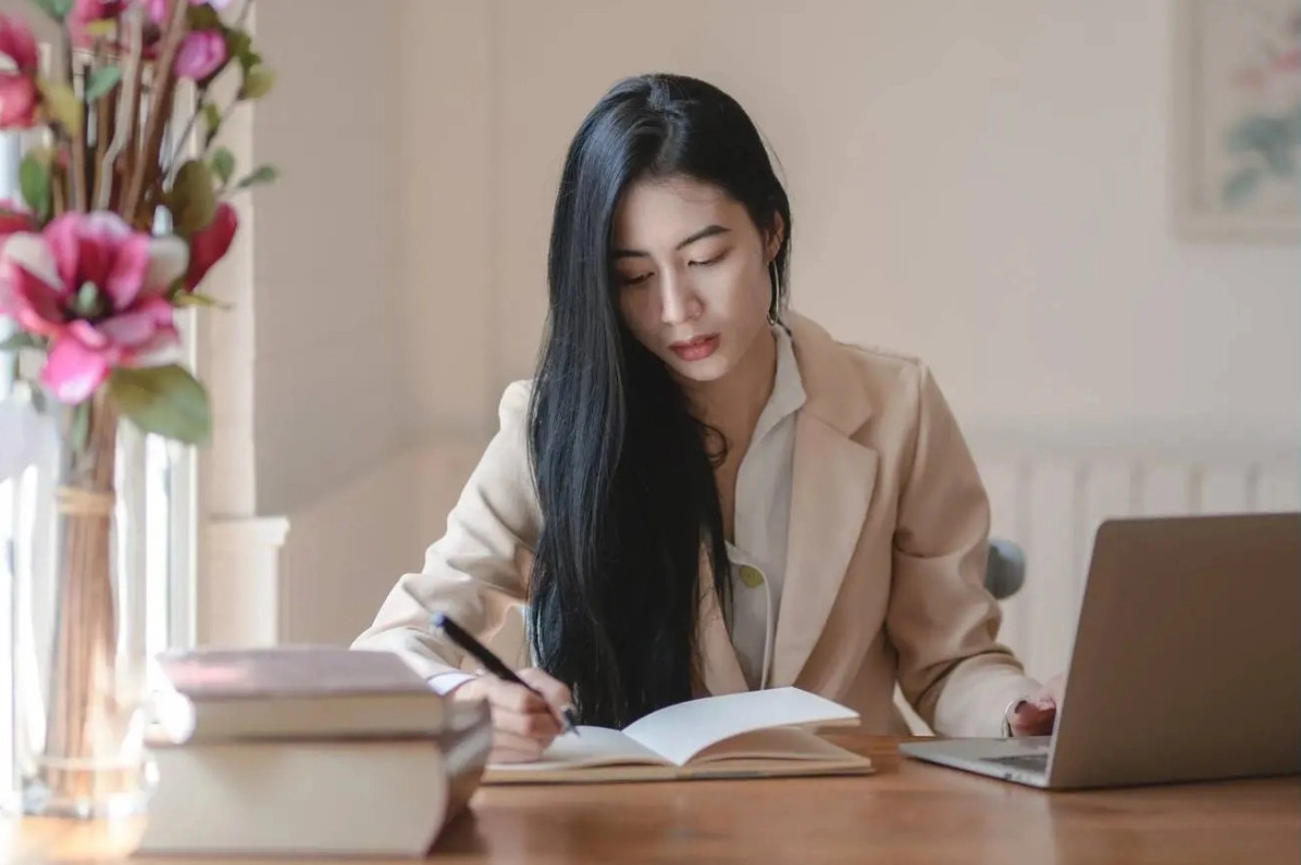 Một người vừa làm việc chăm chỉ vừa tìm cách tối ưu hóa công việc một cách thông minh.