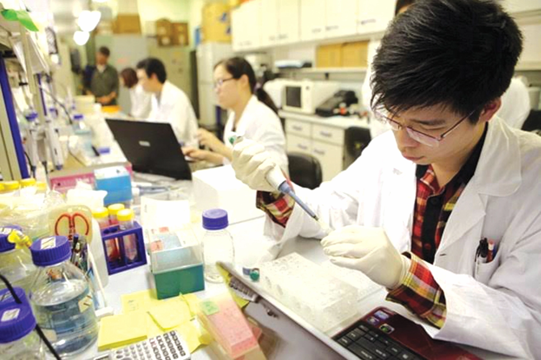 Một nhà khoa học đang làm việc trong phòng thí nghiệm, một hình ảnh phổ biến về nghiên cứu khoa học