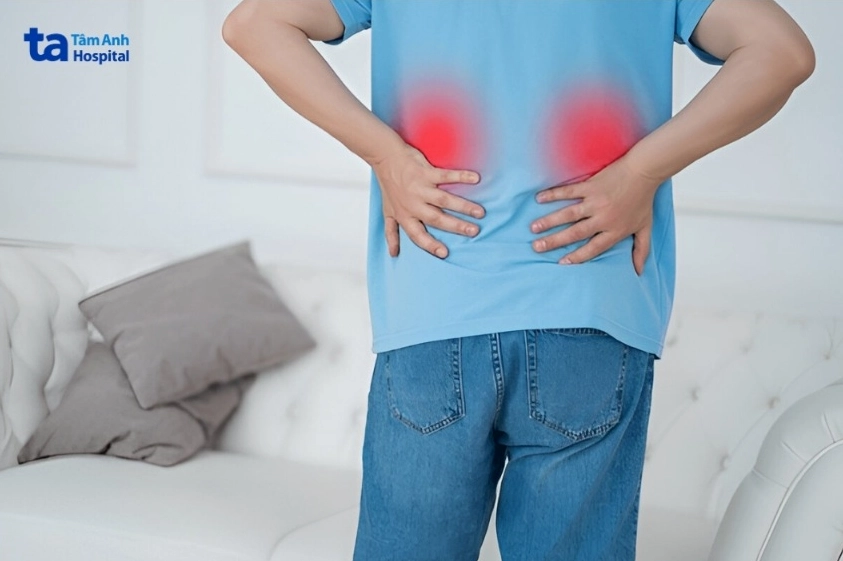 Người đàn ông bị đau lưng dưới một bên, một trong những triệu chứng của ung thư thận