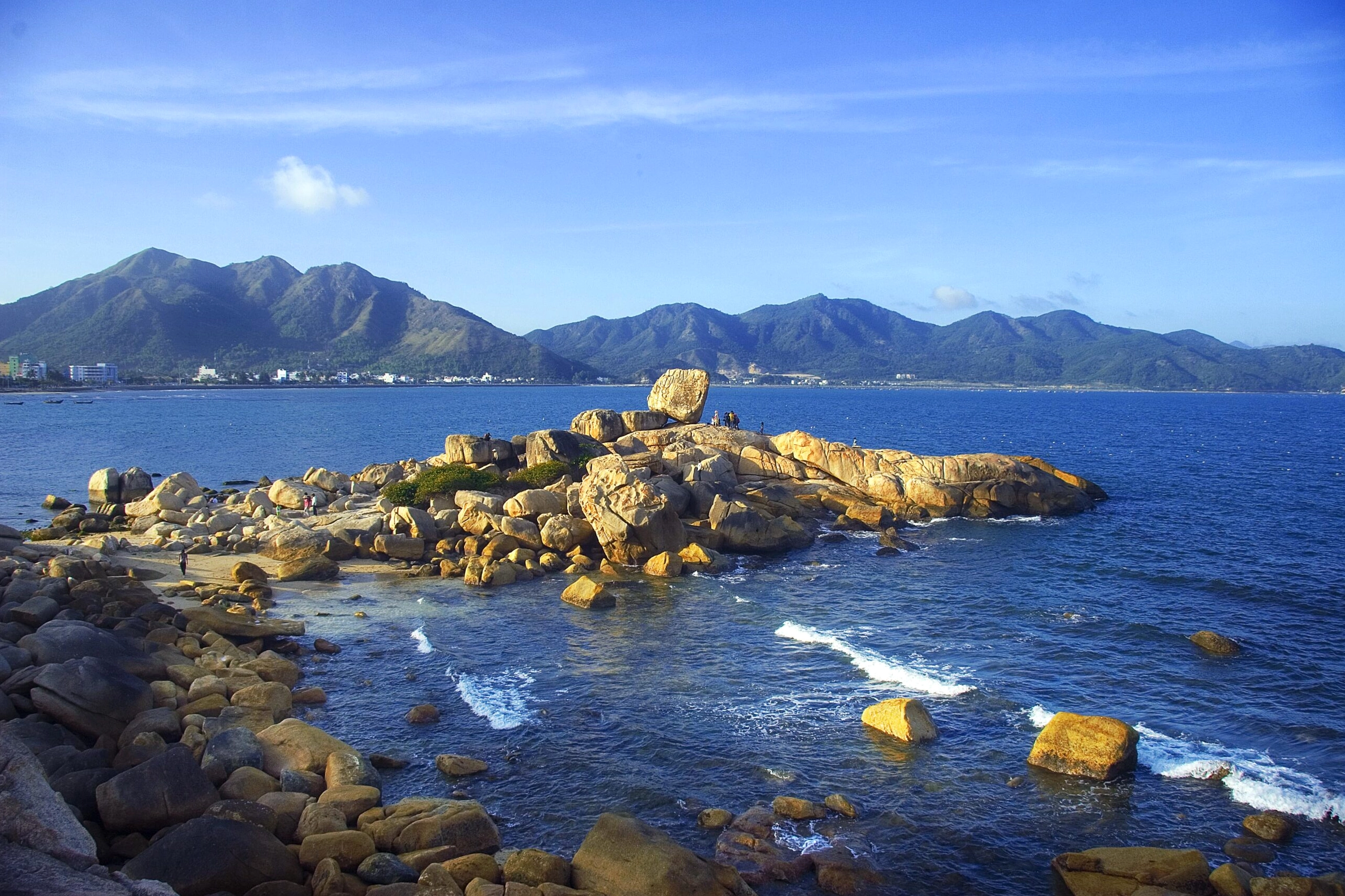 Những tảng đá lớn xếp chồng tại Bãi Hòn Chồng Nha Trang