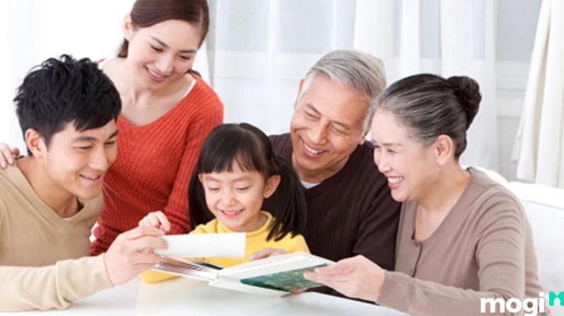 Ông bà kể chuyện cho cháu nghe