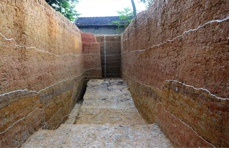 Thành hào còn sót lại của Loa Thành, minh chứng cho hệ thống phòng thủ kiên cố